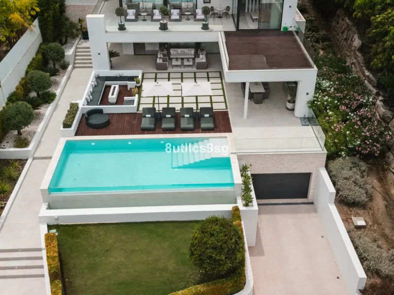This stunning villa is located in the exclusive area of Nueva Andalucía, Marbella, Málaga, and stands out for its modern design and privileged location. With a constructed area of 844m² and a plot of 1.142m², this property offers a spacious and comfortabl