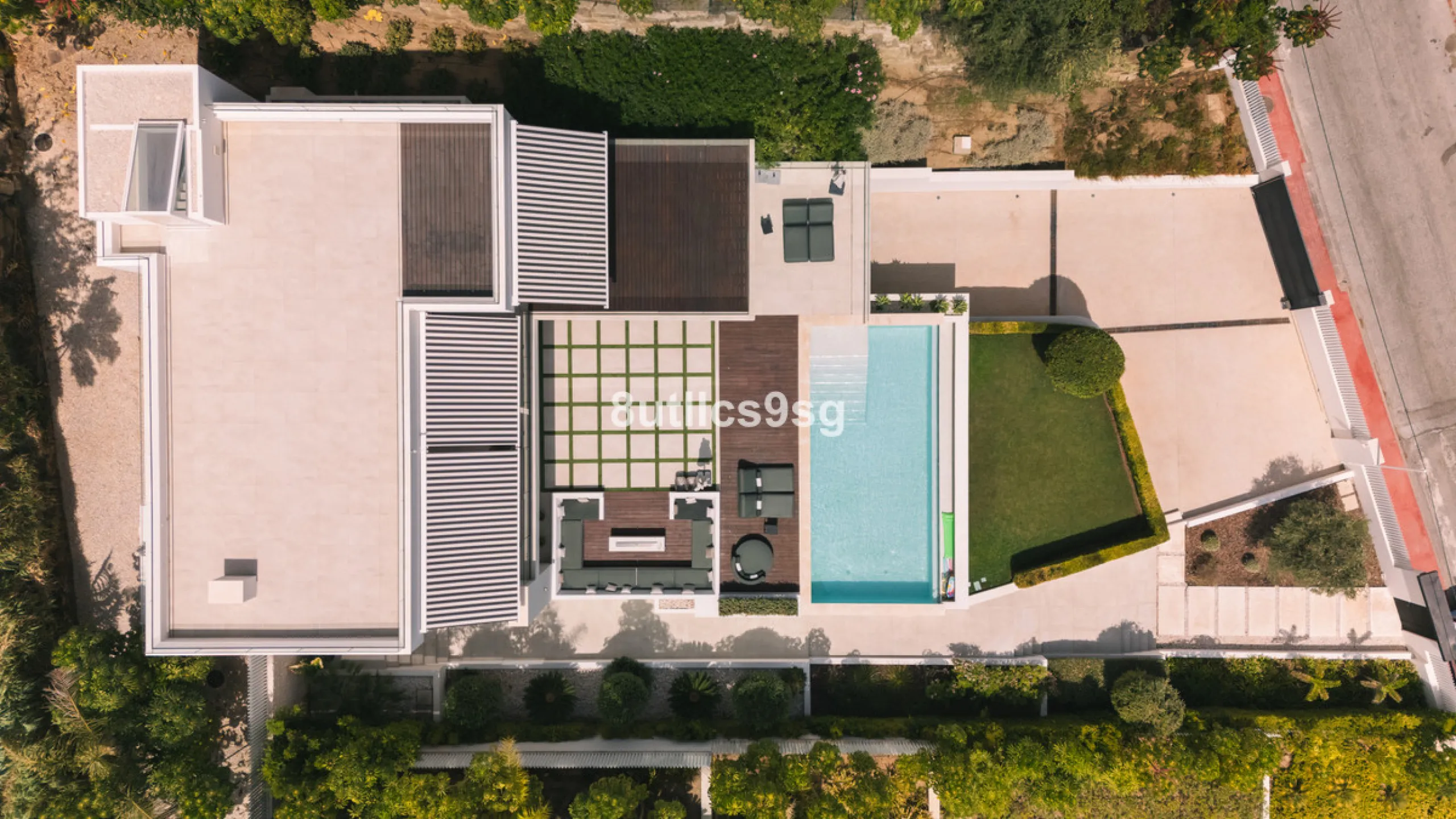 This stunning villa is located in the exclusive area of Nueva Andalucía, Marbella, Málaga, and stands out for its modern design and privileged location. With a constructed area of 844m² and a plot of 1.142m², this property offers a spacious and comfortabl