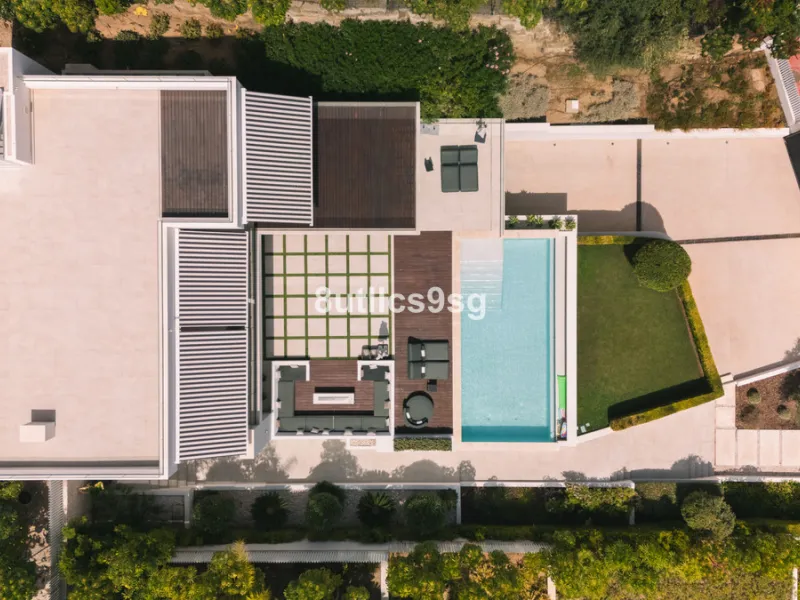 This stunning villa is located in the exclusive area of Nueva Andalucía, Marbella, Málaga, and stands out for its modern design and privileged location. With a constructed area of 844m² and a plot of 1.142m², this property offers a spacious and comfortabl