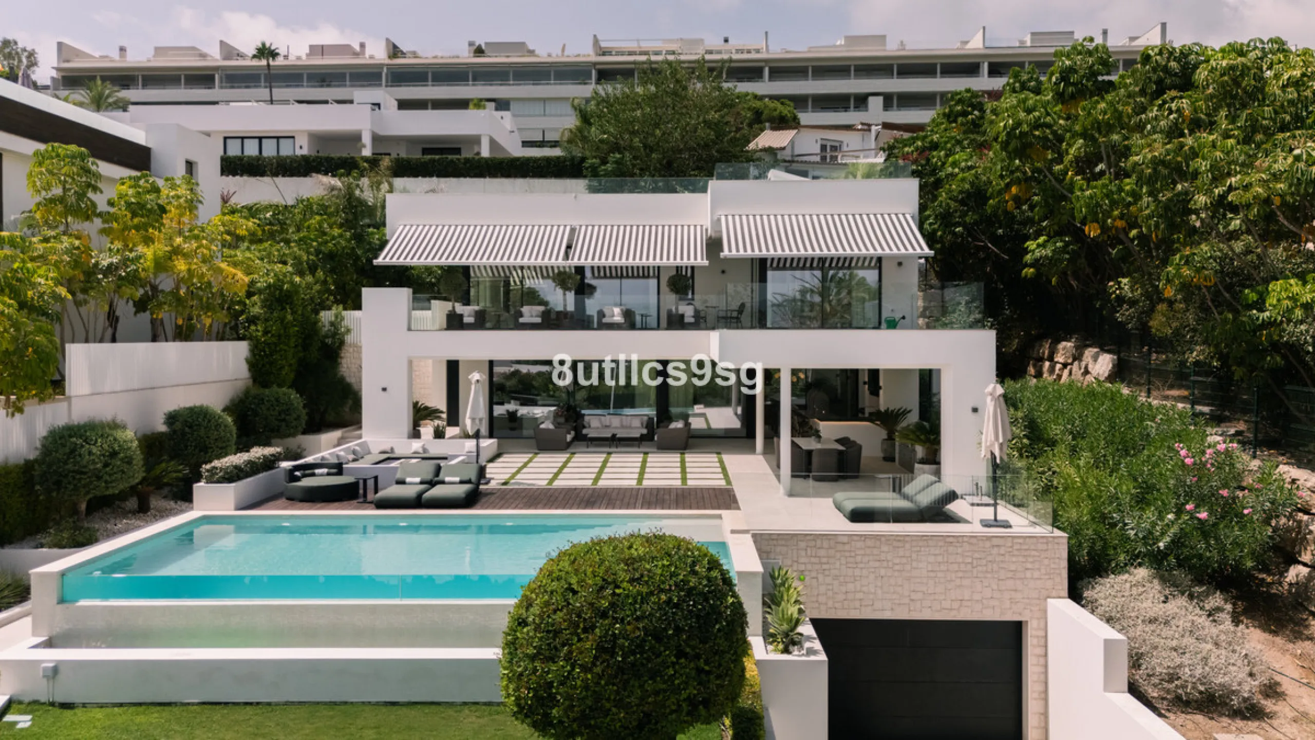 This stunning villa is located in the exclusive area of Nueva Andalucía, Marbella, Málaga, and stands out for its modern design and privileged location. With a constructed area of 844m² and a plot of 1.142m², this property offers a spacious and comfortabl