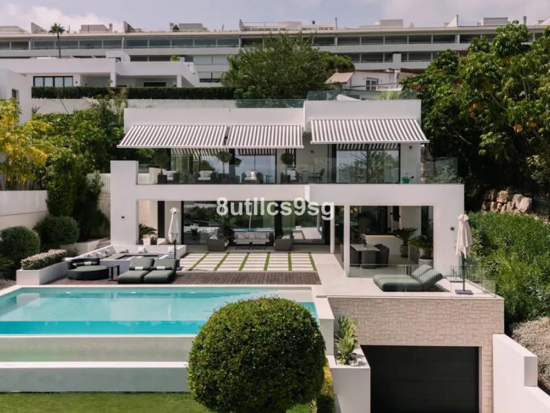This stunning villa is located in the exclusive area of Nueva Andalucía, Marbella, Málaga, and stands out for its modern design and privileged location. With a constructed area of 844m² and a plot of 1.142m², this property offers a spacious and comfortabl