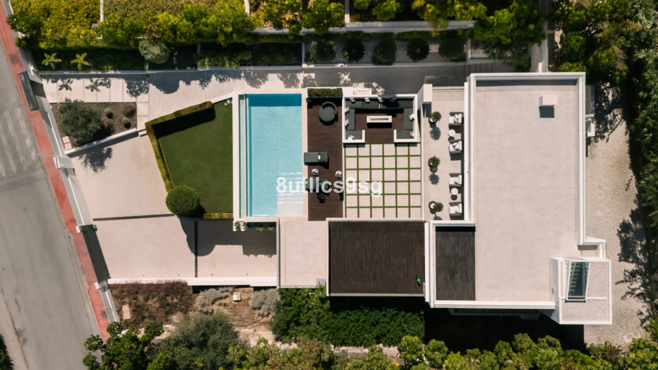 This stunning villa is located in the exclusive area of Nueva Andalucía, Marbella, Málaga, and stands out for its modern design and privileged location. With a constructed area of 844m² and a plot of 1.142m², this property offers a spacious and comfortabl