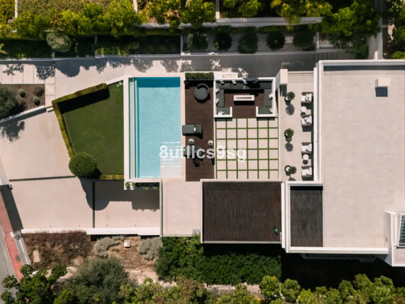 This stunning villa is located in the exclusive area of Nueva Andalucía, Marbella, Málaga, and stands out for its modern design and privileged location. With a constructed area of 844m² and a plot of 1.142m², this property offers a spacious and comfortabl