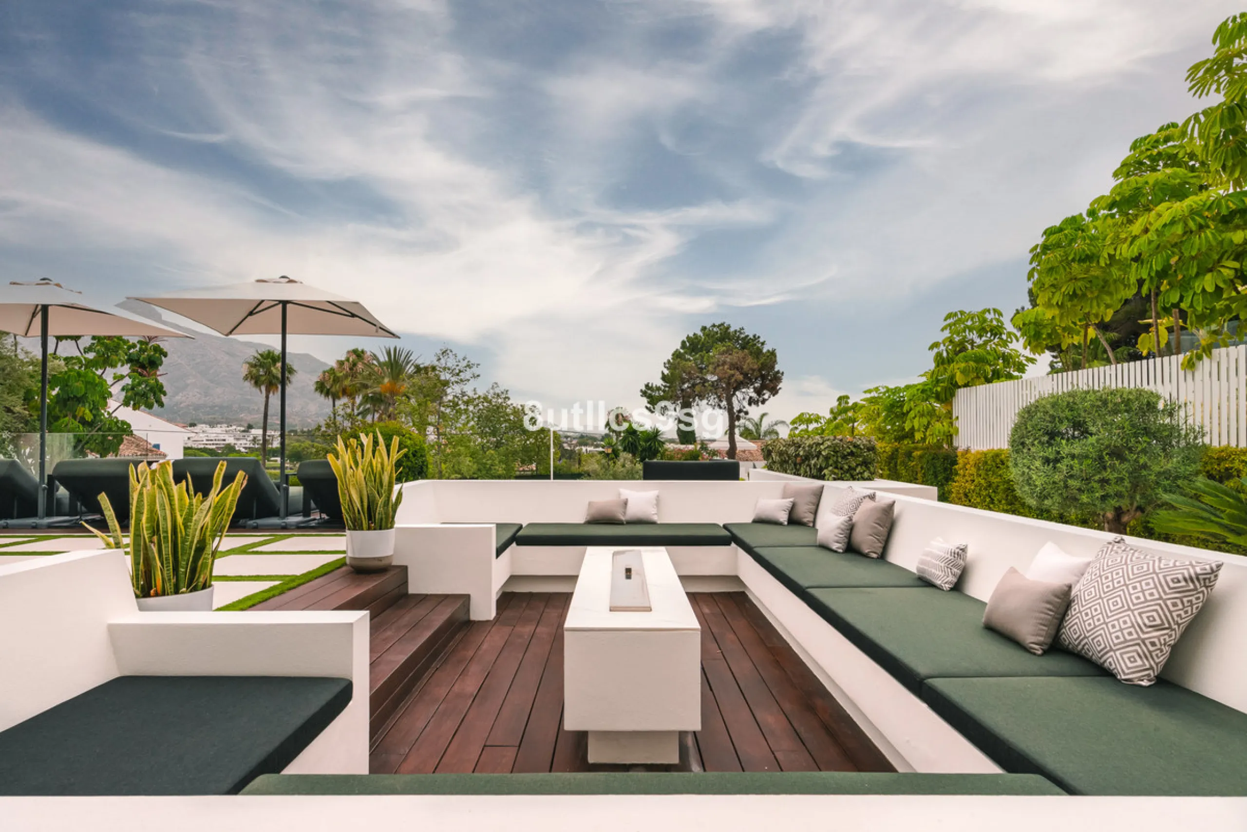 This stunning villa is located in the exclusive area of Nueva Andalucía, Marbella, Málaga, and stands out for its modern design and privileged location. With a constructed area of 844m² and a plot of 1.142m², this property offers a spacious and comfortabl