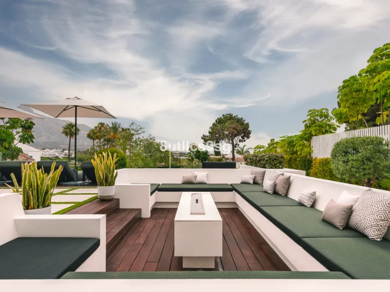 This stunning villa is located in the exclusive area of Nueva Andalucía, Marbella, Málaga, and stands out for its modern design and privileged location. With a constructed area of 844m² and a plot of 1.142m², this property offers a spacious and comfortabl