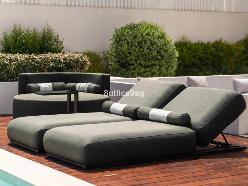 This stunning villa is located in the exclusive area of Nueva Andalucía, Marbella, Málaga, and stands out for its modern design and privileged location. With a constructed area of 844m² and a plot of 1.142m², this property offers a spacious and comfortabl