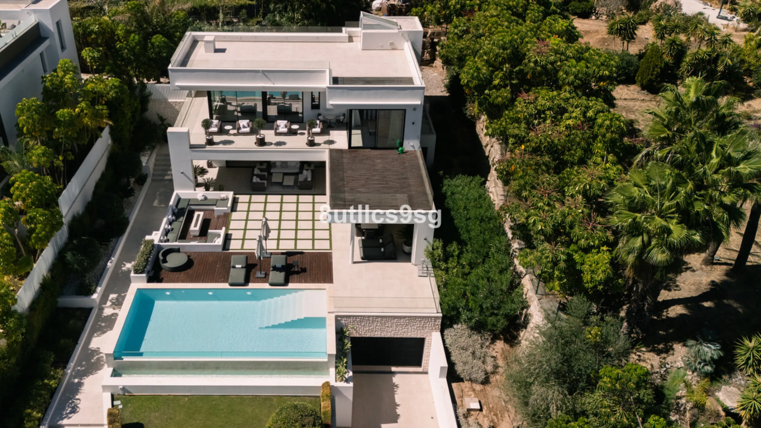 This stunning villa is located in the exclusive area of Nueva Andalucía, Marbella, Málaga, and stands out for its modern design and privileged location. With a constructed area of 844m² and a plot of 1.142m², this property offers a spacious and comfortabl