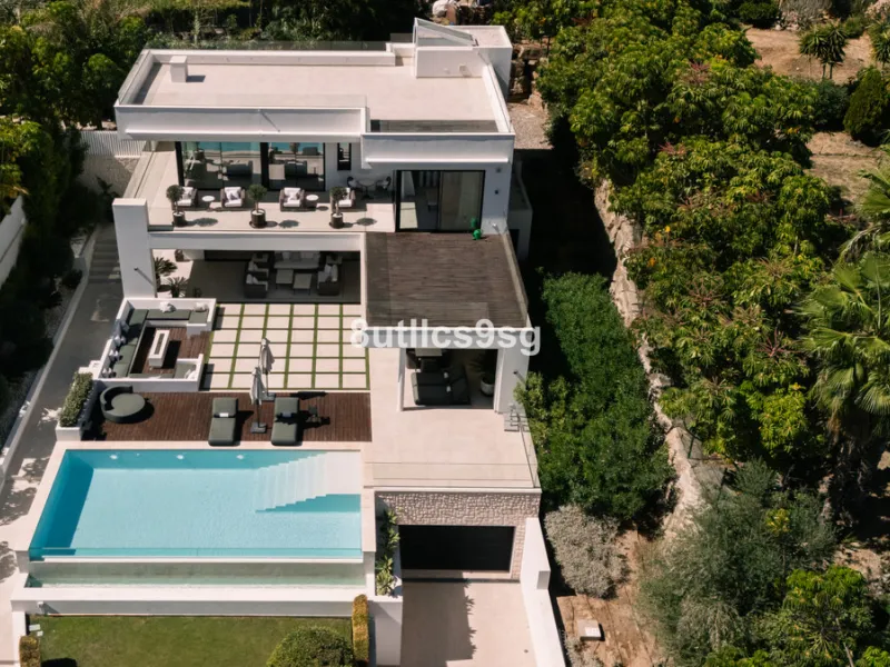 This stunning villa is located in the exclusive area of Nueva Andalucía, Marbella, Málaga, and stands out for its modern design and privileged location. With a constructed area of 844m² and a plot of 1.142m², this property offers a spacious and comfortabl