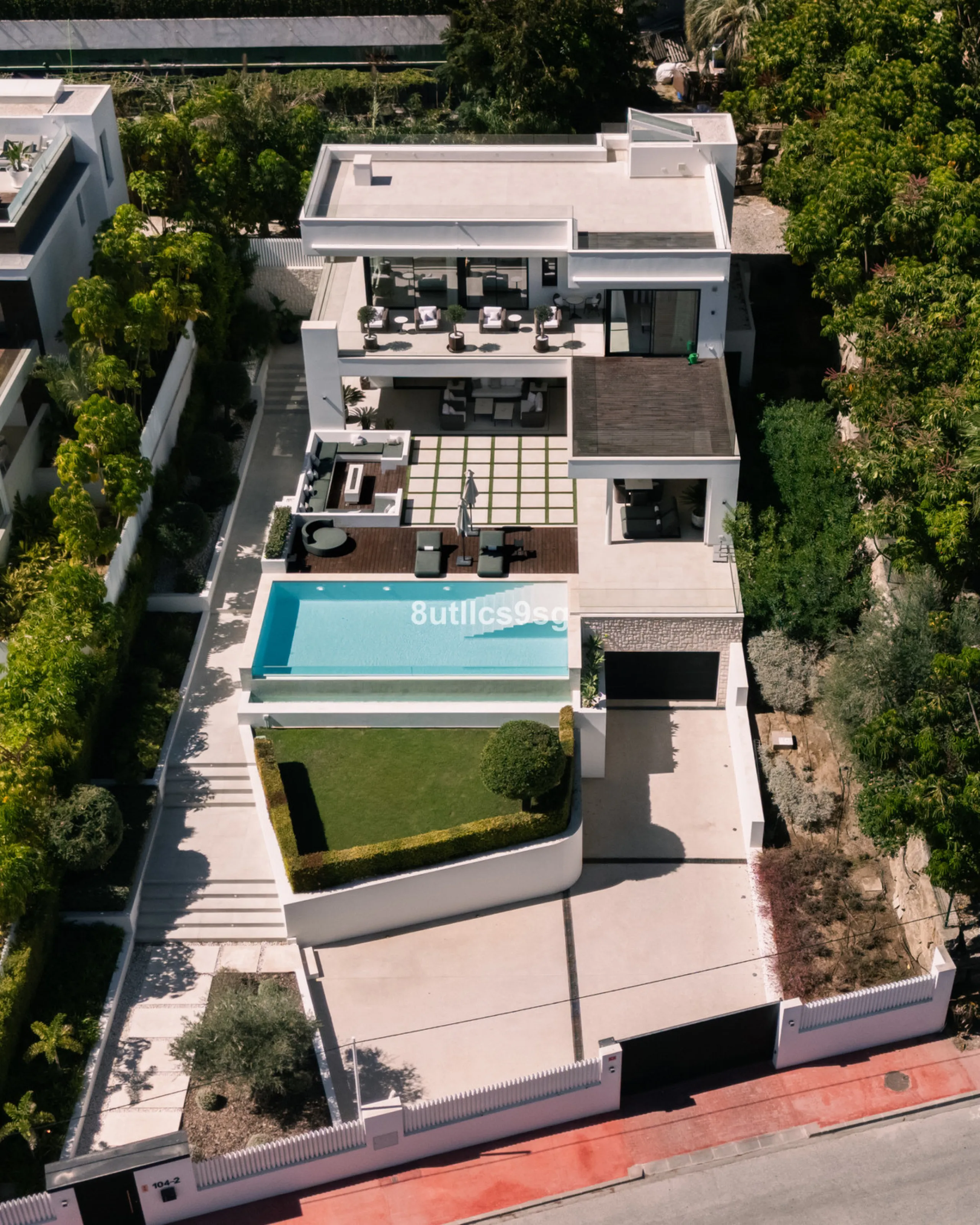 This stunning villa is located in the exclusive area of Nueva Andalucía, Marbella, Málaga, and stands out for its modern design and privileged location. With a constructed area of 844m² and a plot of 1.142m², this property offers a spacious and comfortabl