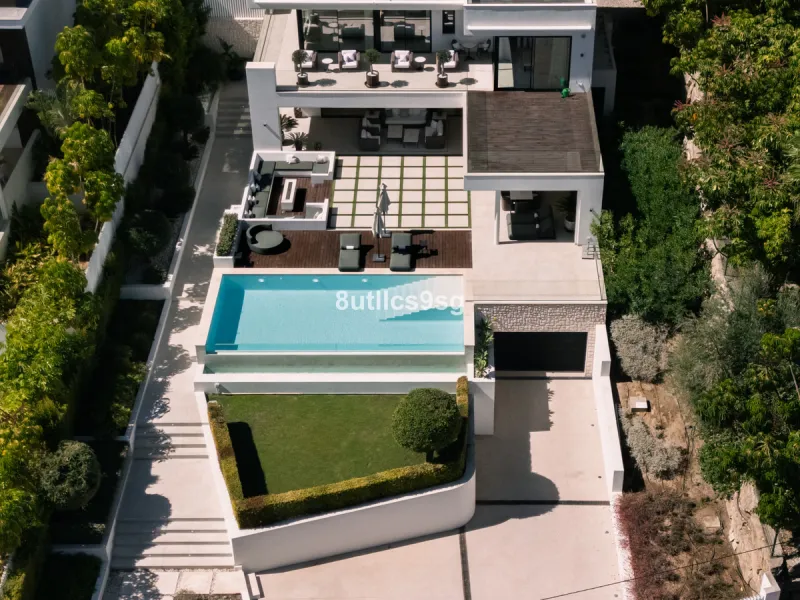This stunning villa is located in the exclusive area of Nueva Andalucía, Marbella, Málaga, and stands out for its modern design and privileged location. With a constructed area of 844m² and a plot of 1.142m², this property offers a spacious and comfortabl