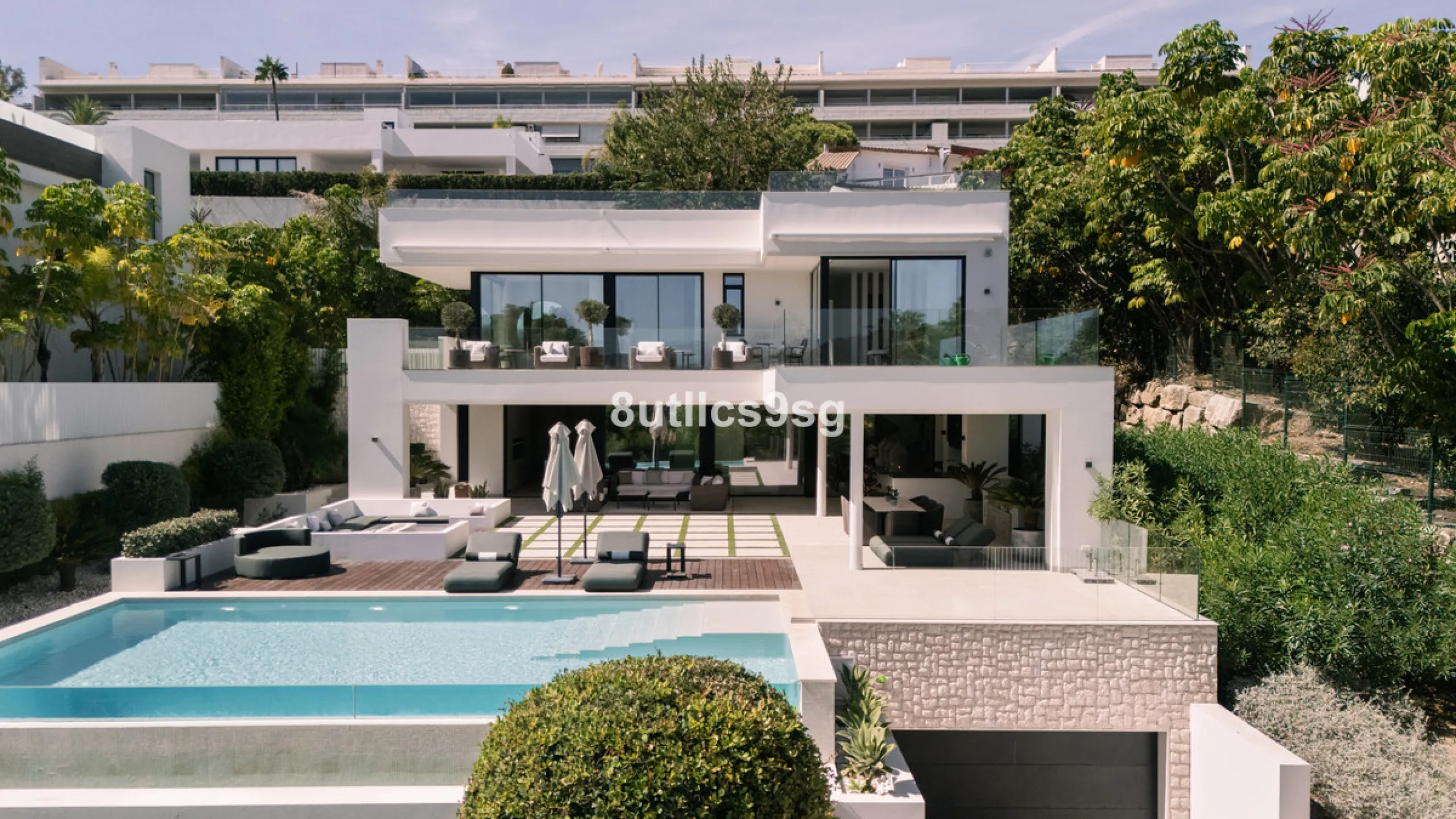 This stunning villa is located in the exclusive area of Nueva Andalucía, Marbella, Málaga, and stands out for its modern design and privileged location. With a constructed area of 844m² and a plot of 1.142m², this property offers a spacious and comfortabl