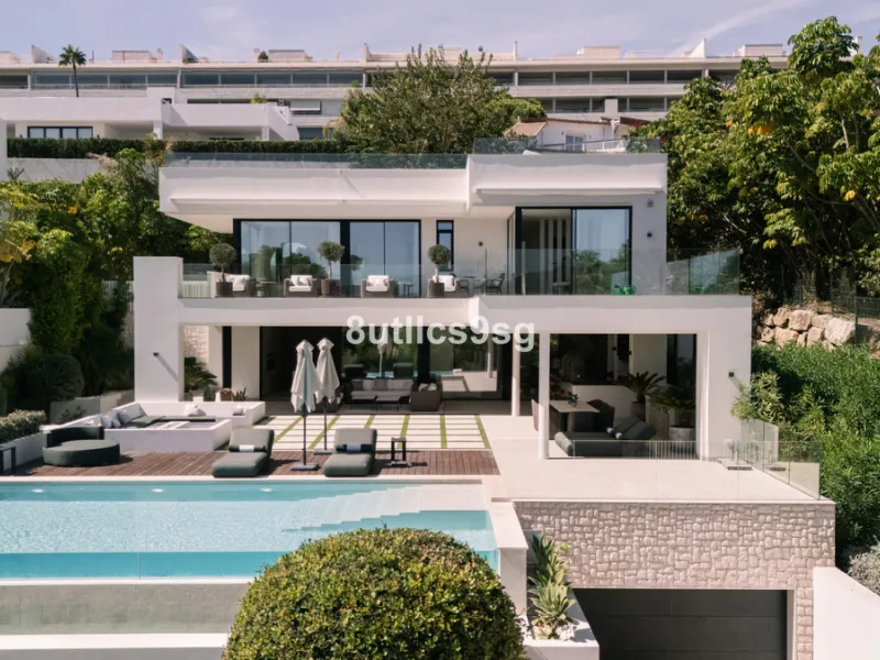 This stunning villa is located in the exclusive area of Nueva Andalucía, Marbella, Málaga, and stands out for its modern design and privileged location. With a constructed area of 844m² and a plot of 1.142m², this property offers a spacious and comfortabl