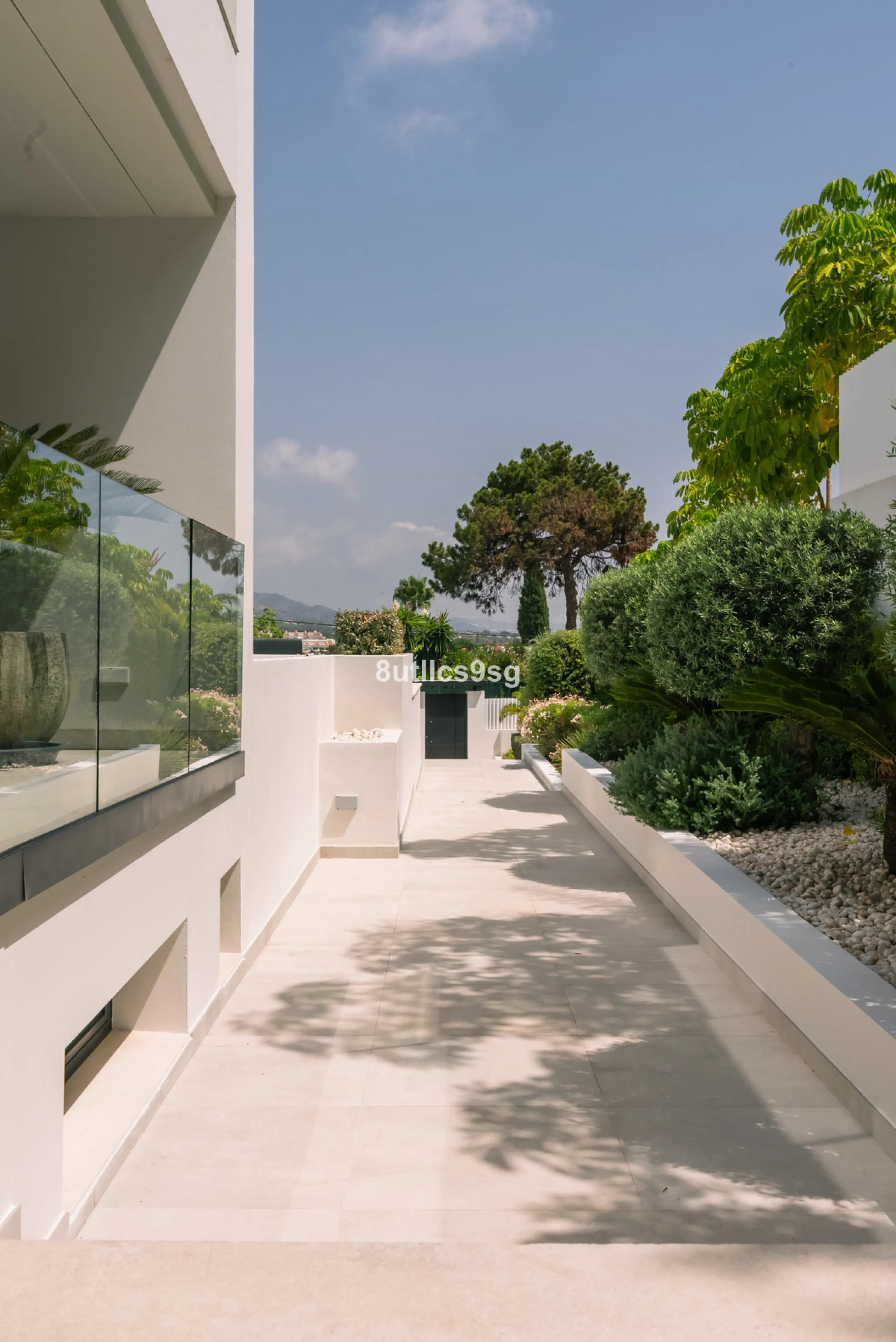 This stunning villa is located in the exclusive area of Nueva Andalucía, Marbella, Málaga, and stands out for its modern design and privileged location. With a constructed area of 844m² and a plot of 1.142m², this property offers a spacious and comfortabl