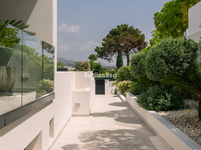 This stunning villa is located in the exclusive area of Nueva Andalucía, Marbella, Málaga, and stands out for its modern design and privileged location. With a constructed area of 844m² and a plot of 1.142m², this property offers a spacious and comfortabl