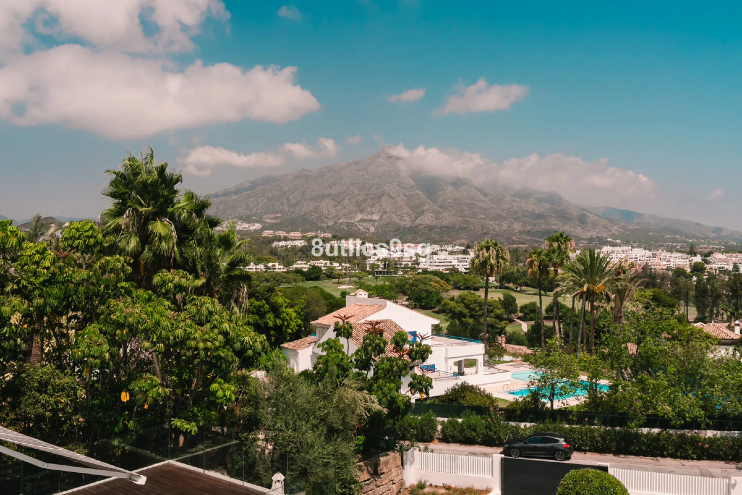 This stunning villa is located in the exclusive area of Nueva Andalucía, Marbella, Málaga, and stands out for its modern design and privileged location. With a constructed area of 844m² and a plot of 1.142m², this property offers a spacious and comfortabl