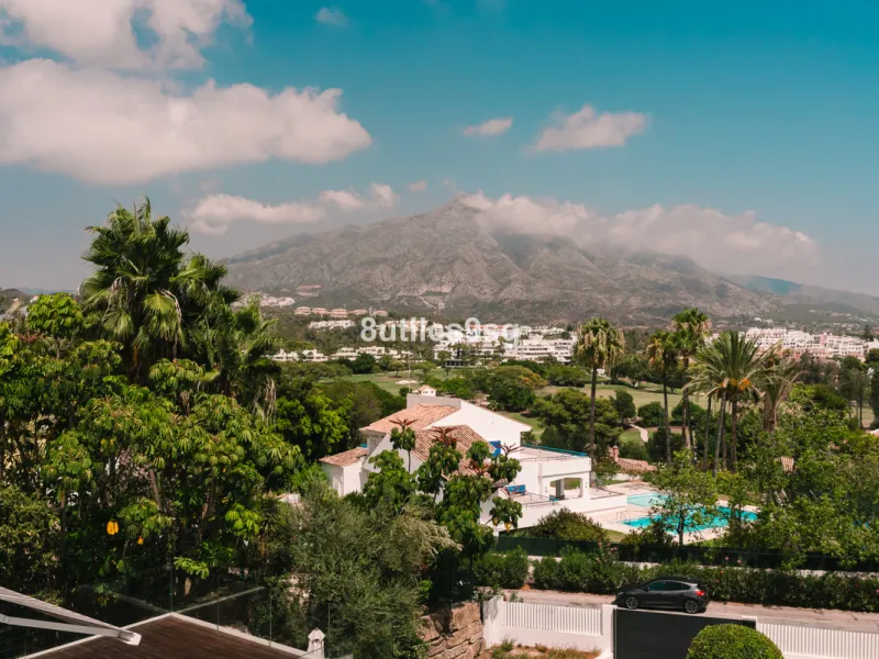 This stunning villa is located in the exclusive area of Nueva Andalucía, Marbella, Málaga, and stands out for its modern design and privileged location. With a constructed area of 844m² and a plot of 1.142m², this property offers a spacious and comfortabl