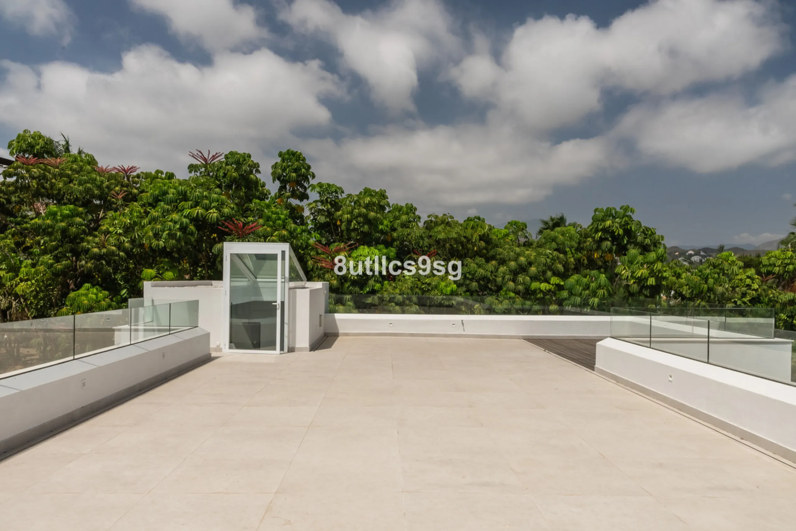This stunning villa is located in the exclusive area of Nueva Andalucía, Marbella, Málaga, and stands out for its modern design and privileged location. With a constructed area of 844m² and a plot of 1.142m², this property offers a spacious and comfortabl