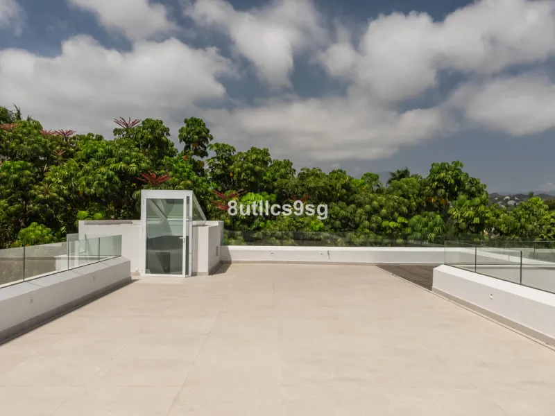 This stunning villa is located in the exclusive area of Nueva Andalucía, Marbella, Málaga, and stands out for its modern design and privileged location. With a constructed area of 844m² and a plot of 1.142m², this property offers a spacious and comfortabl