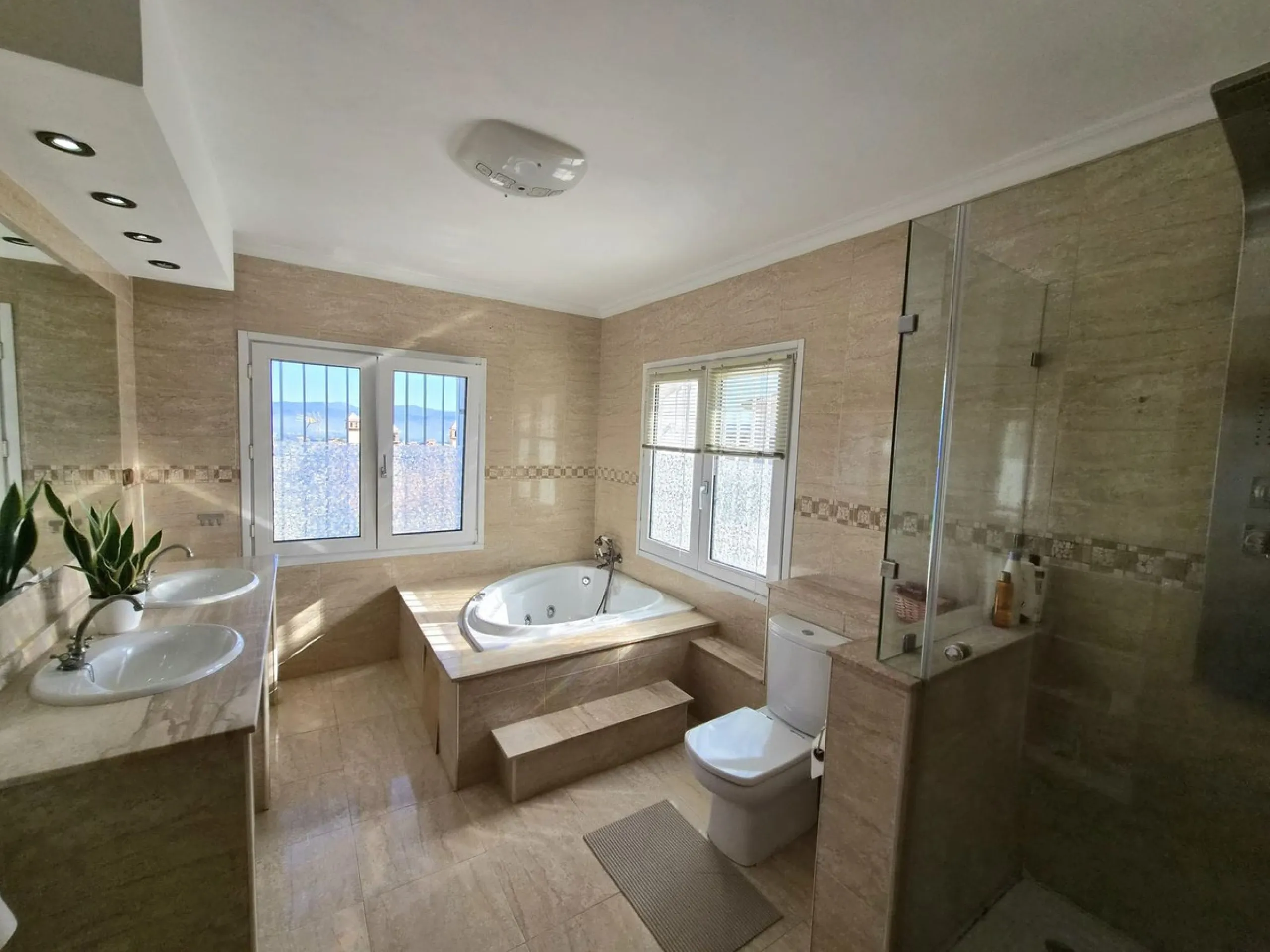 Multi functional villa for sale in Alhaurin de la Torre, area El Lagar,