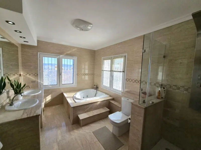 Multi functional villa for sale in Alhaurin de la Torre, area El Lagar,