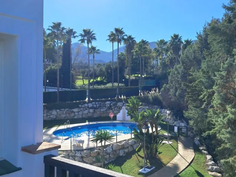 Townhouse for sale in Lauro Golf one of the most prestigious golf courses in Malaga. The property is distributed over three floors. On the ground floor there is a fully equipped kitchen, a toilet, a large living room with a fireplace that leads to a priva