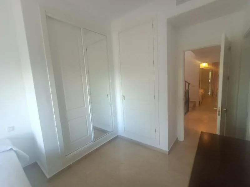 House - Townhouse в продаже в Alhaurín de la Torre, Málaga. В доме 3 спален и 2 ванных комнат. Площадь дома 196 м²