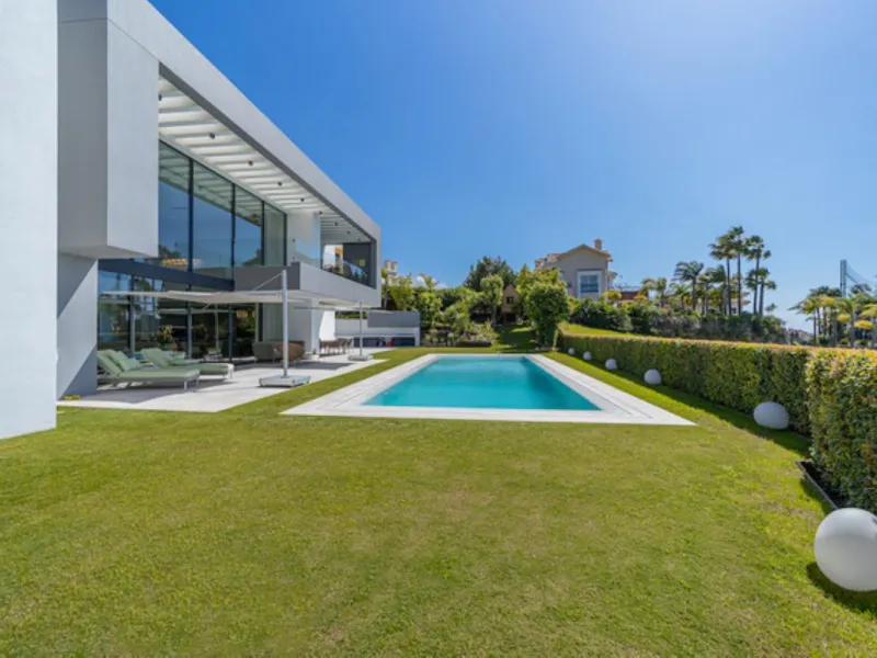 Welcome to this stunning detached villa in the prestigious Los Arqueros, Costa del Sol. Perfectly positioned on the frontline of a renowned golf course, this exquisite property combines modern luxury, breathtaking views, and unparalleled amenities for an 