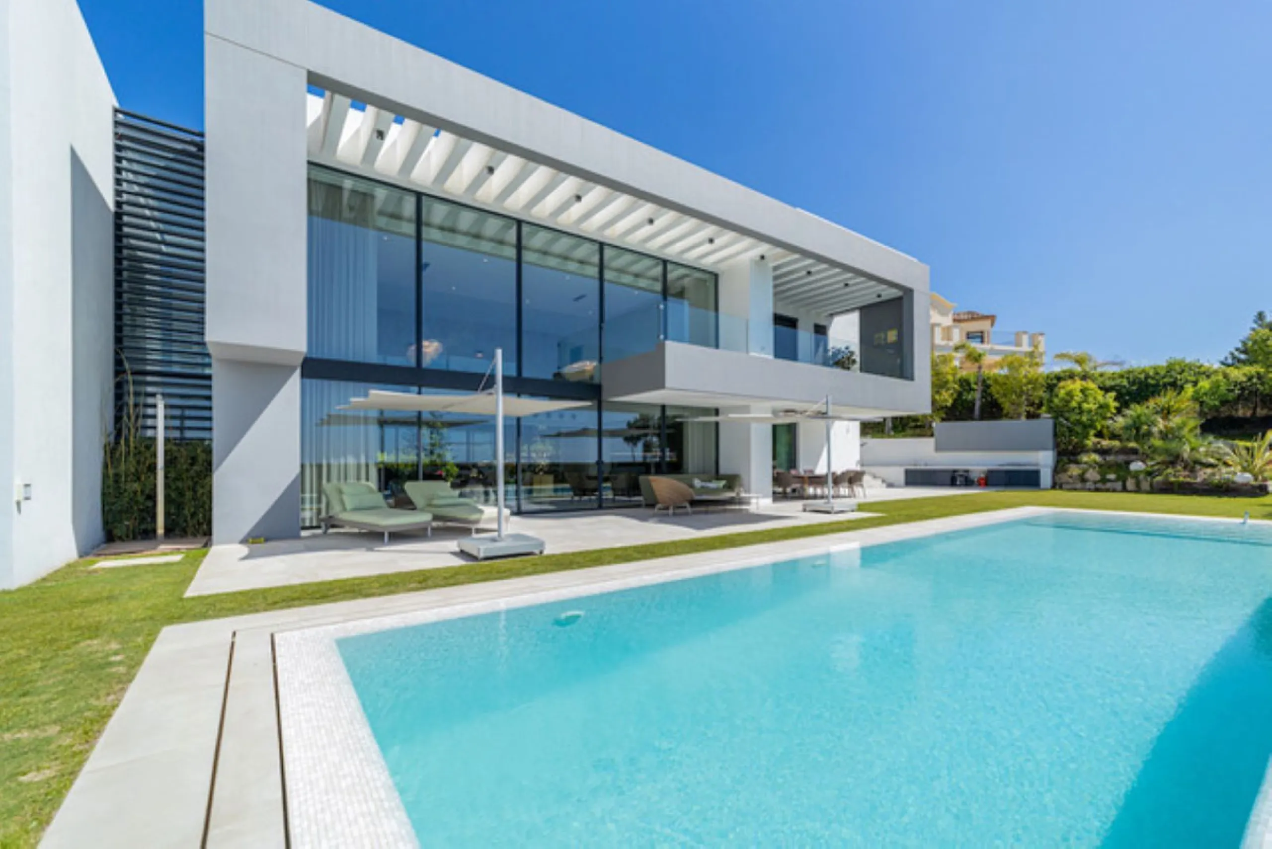 Welcome to this stunning detached villa in the prestigious Los Arqueros, Costa del Sol. Perfectly positioned on the frontline of a renowned golf course, this exquisite property combines modern luxury, breathtaking views, and unparalleled amenities for an 
