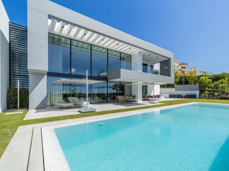Welcome to this stunning detached villa in the prestigious Los Arqueros, Costa del Sol. Perfectly positioned on the frontline of a renowned golf course, this exquisite property combines modern luxury, breathtaking views, and unparalleled amenities for an 