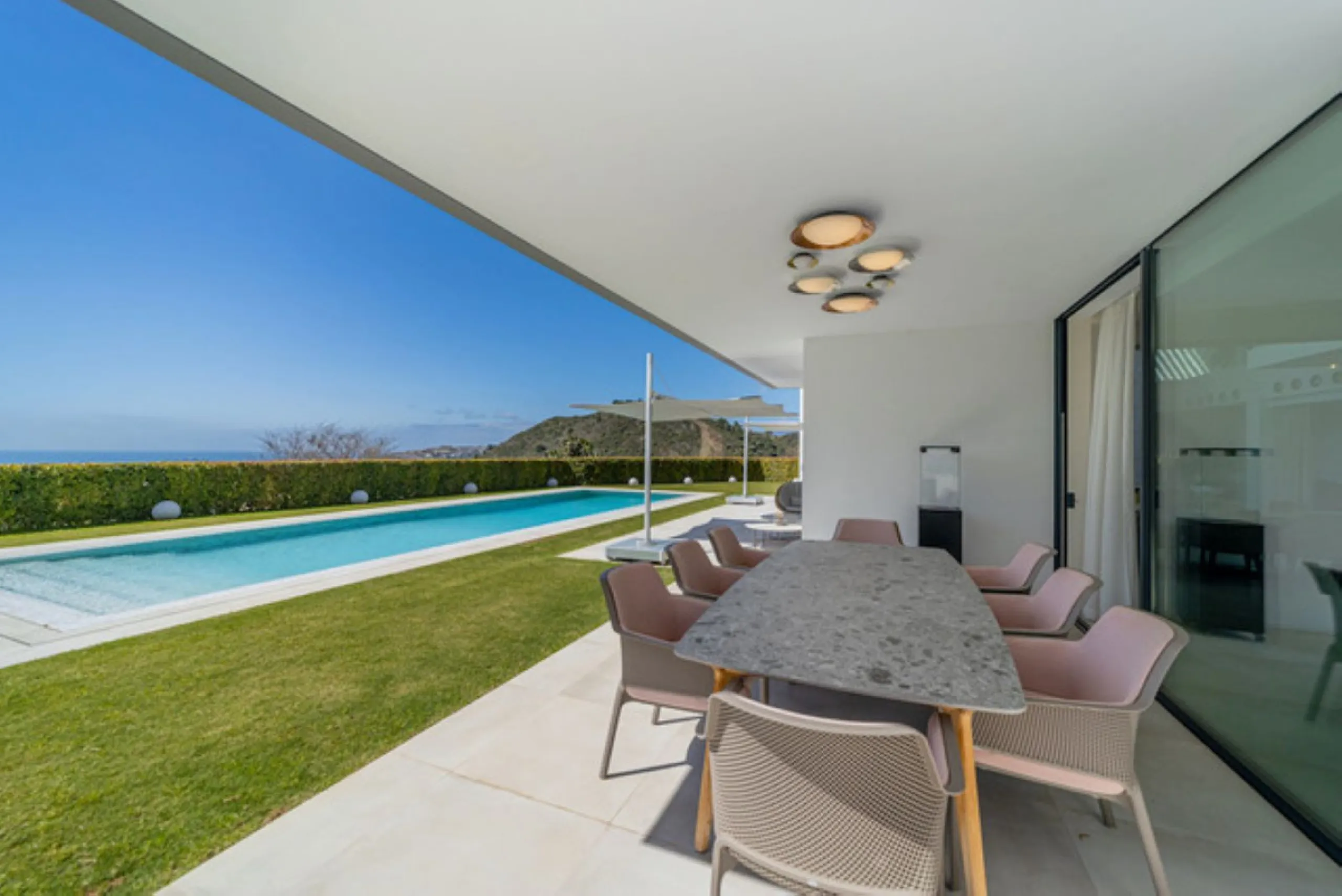 Welcome to this stunning detached villa in the prestigious Los Arqueros, Costa del Sol. Perfectly positioned on the frontline of a renowned golf course, this exquisite property combines modern luxury, breathtaking views, and unparalleled amenities for an 
