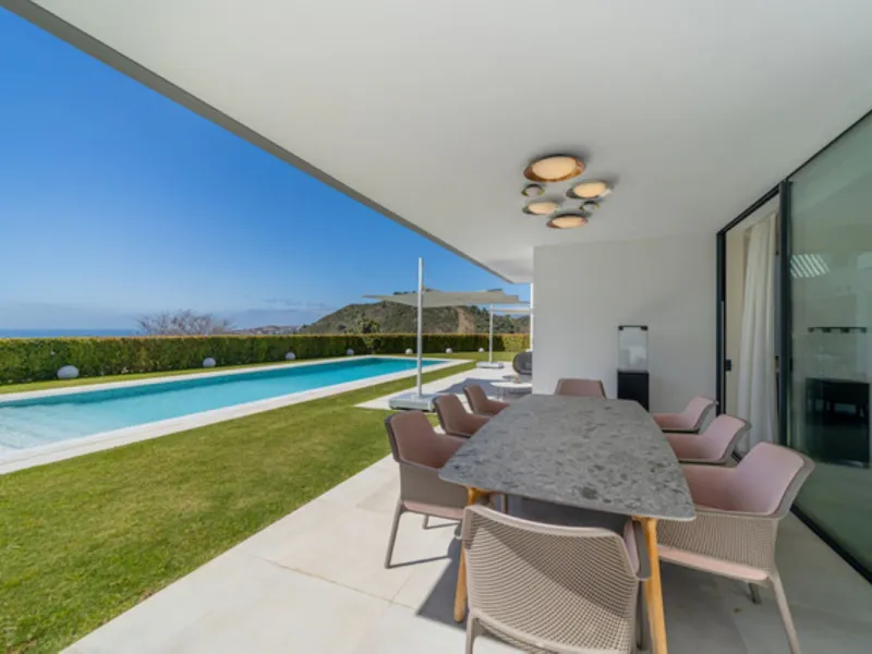 Welcome to this stunning detached villa in the prestigious Los Arqueros, Costa del Sol. Perfectly positioned on the frontline of a renowned golf course, this exquisite property combines modern luxury, breathtaking views, and unparalleled amenities for an 
