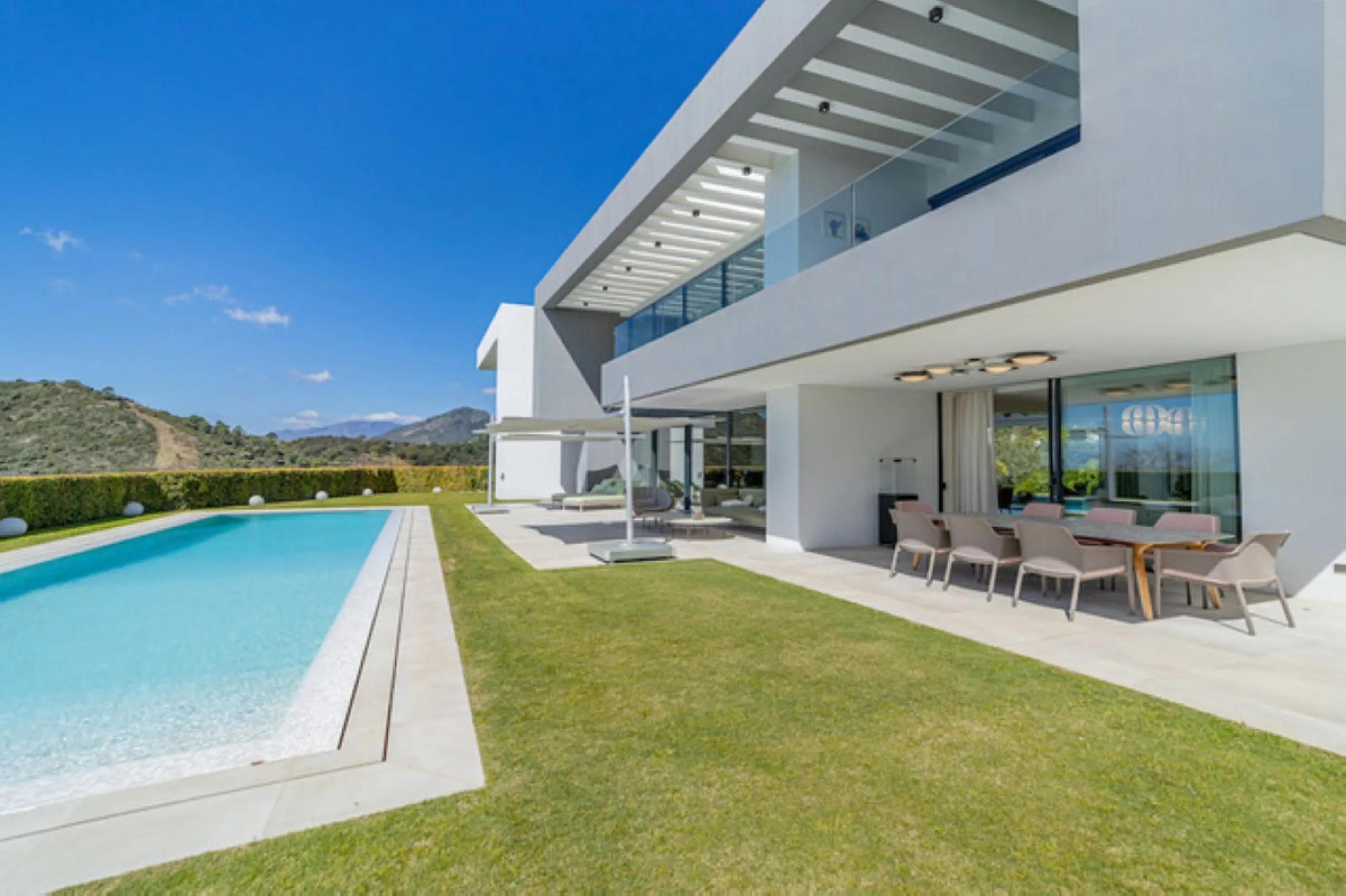 Welcome to this stunning detached villa in the prestigious Los Arqueros, Costa del Sol. Perfectly positioned on the frontline of a renowned golf course, this exquisite property combines modern luxury, breathtaking views, and unparalleled amenities for an 
