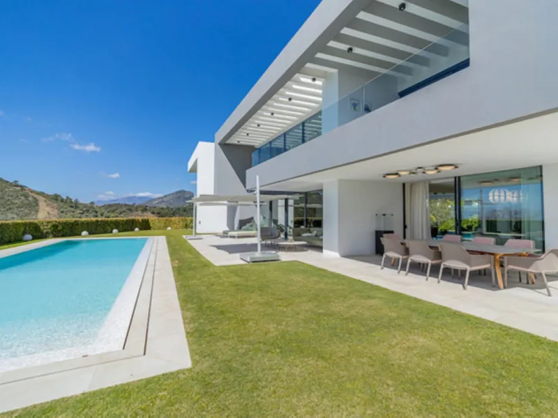 Welcome to this stunning detached villa in the prestigious Los Arqueros, Costa del Sol. Perfectly positioned on the frontline of a renowned golf course, this exquisite property combines modern luxury, breathtaking views, and unparalleled amenities for an 