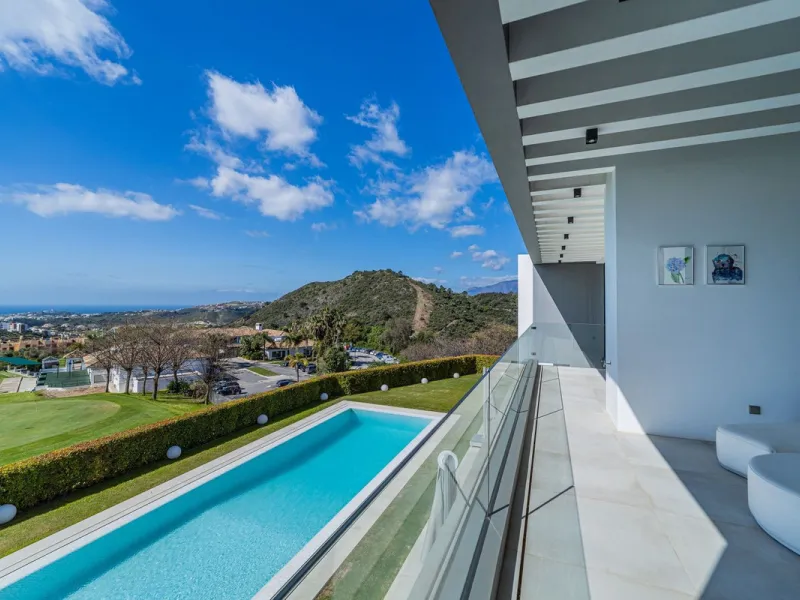 Welcome to this stunning detached villa in the prestigious Los Arqueros, Costa del Sol. Perfectly positioned on the frontline of a renowned golf course, this exquisite property combines modern luxury, breathtaking views, and unparalleled amenities for an 