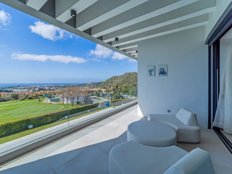 Welcome to this stunning detached villa in the prestigious Los Arqueros, Costa del Sol. Perfectly positioned on the frontline of a renowned golf course, this exquisite property combines modern luxury, breathtaking views, and unparalleled amenities for an 