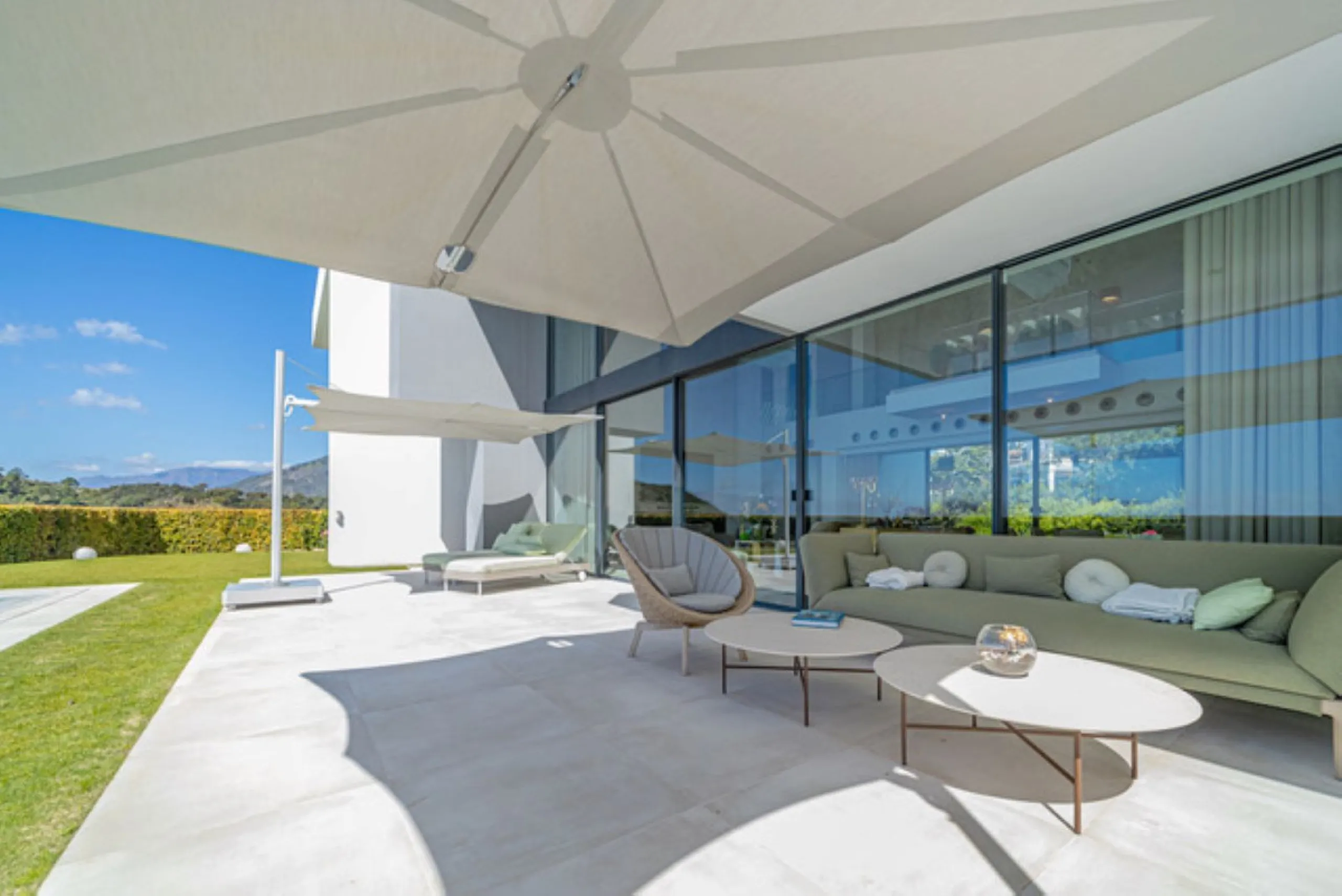 Welcome to this stunning detached villa in the prestigious Los Arqueros, Costa del Sol. Perfectly positioned on the frontline of a renowned golf course, this exquisite property combines modern luxury, breathtaking views, and unparalleled amenities for an 