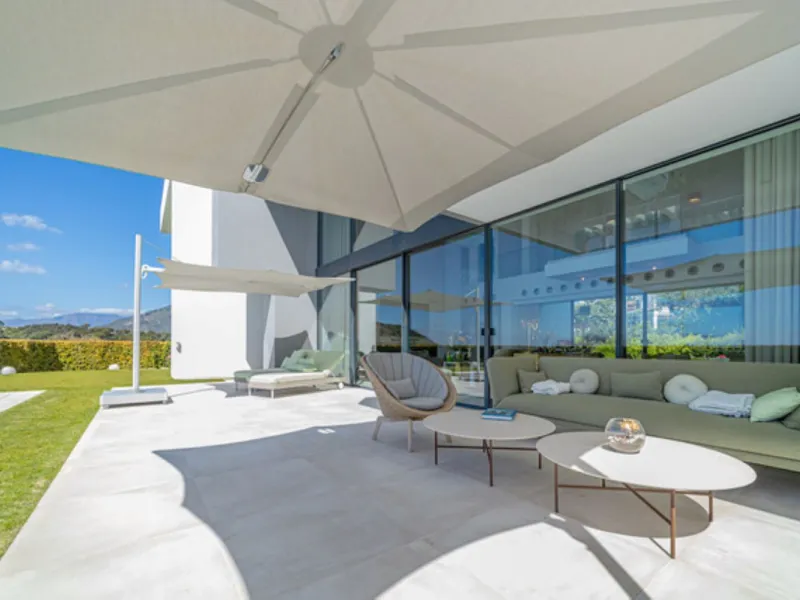 Welcome to this stunning detached villa in the prestigious Los Arqueros, Costa del Sol. Perfectly positioned on the frontline of a renowned golf course, this exquisite property combines modern luxury, breathtaking views, and unparalleled amenities for an 