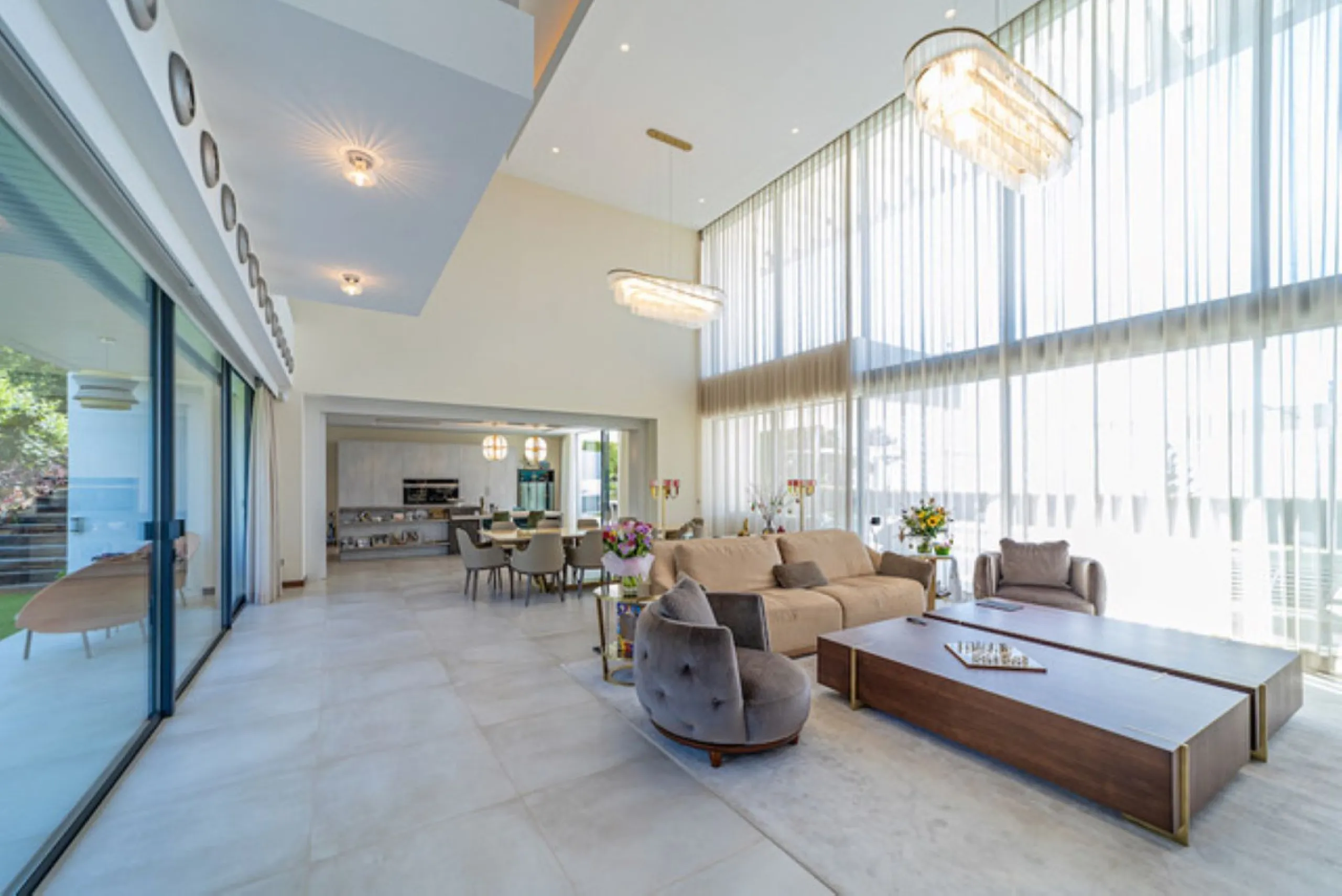 Welcome to this stunning detached villa in the prestigious Los Arqueros, Costa del Sol. Perfectly positioned on the frontline of a renowned golf course, this exquisite property combines modern luxury, breathtaking views, and unparalleled amenities for an 