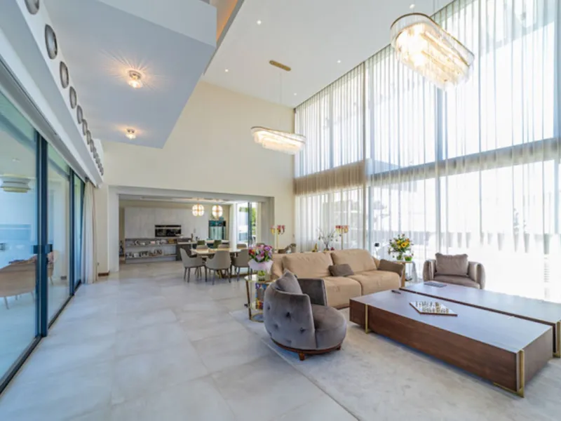 Welcome to this stunning detached villa in the prestigious Los Arqueros, Costa del Sol. Perfectly positioned on the frontline of a renowned golf course, this exquisite property combines modern luxury, breathtaking views, and unparalleled amenities for an 