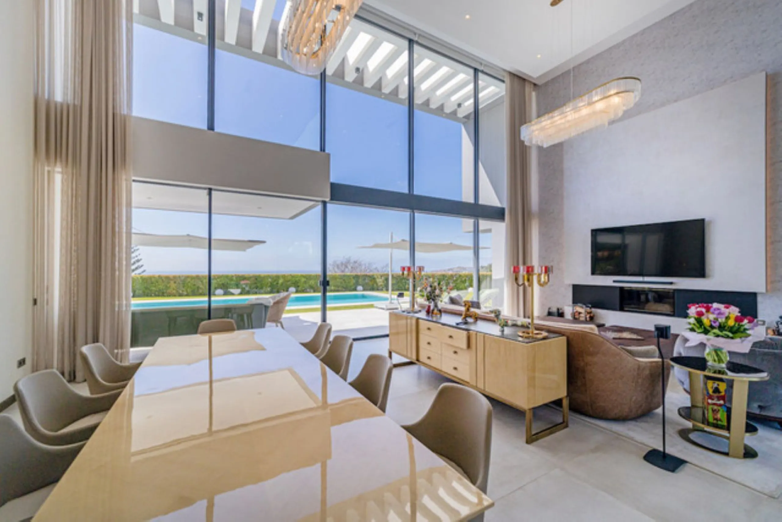 Welcome to this stunning detached villa in the prestigious Los Arqueros, Costa del Sol. Perfectly positioned on the frontline of a renowned golf course, this exquisite property combines modern luxury, breathtaking views, and unparalleled amenities for an 
