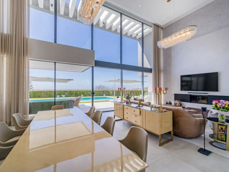 Welcome to this stunning detached villa in the prestigious Los Arqueros, Costa del Sol. Perfectly positioned on the frontline of a renowned golf course, this exquisite property combines modern luxury, breathtaking views, and unparalleled amenities for an 