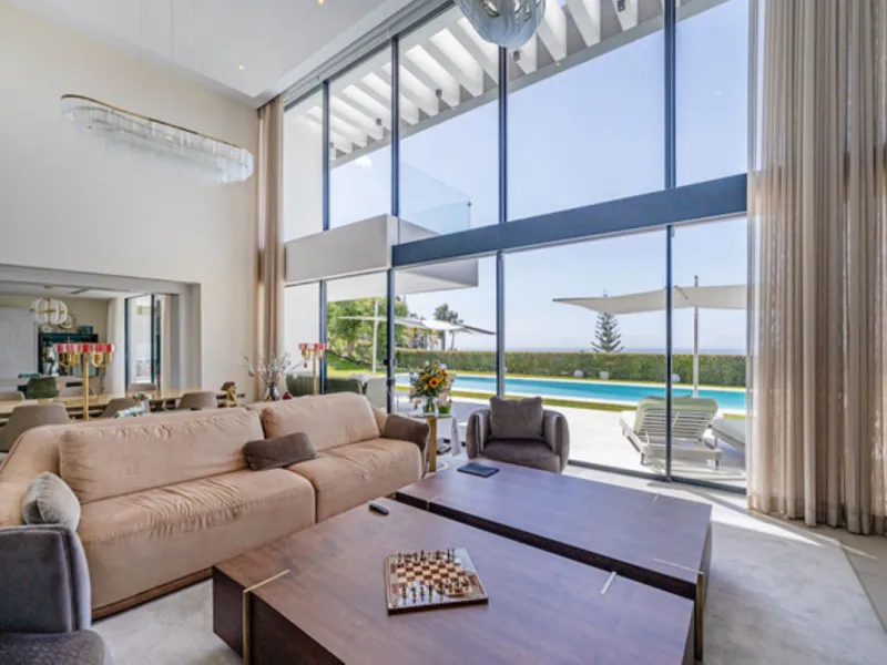 Welcome to this stunning detached villa in the prestigious Los Arqueros, Costa del Sol. Perfectly positioned on the frontline of a renowned golf course, this exquisite property combines modern luxury, breathtaking views, and unparalleled amenities for an 