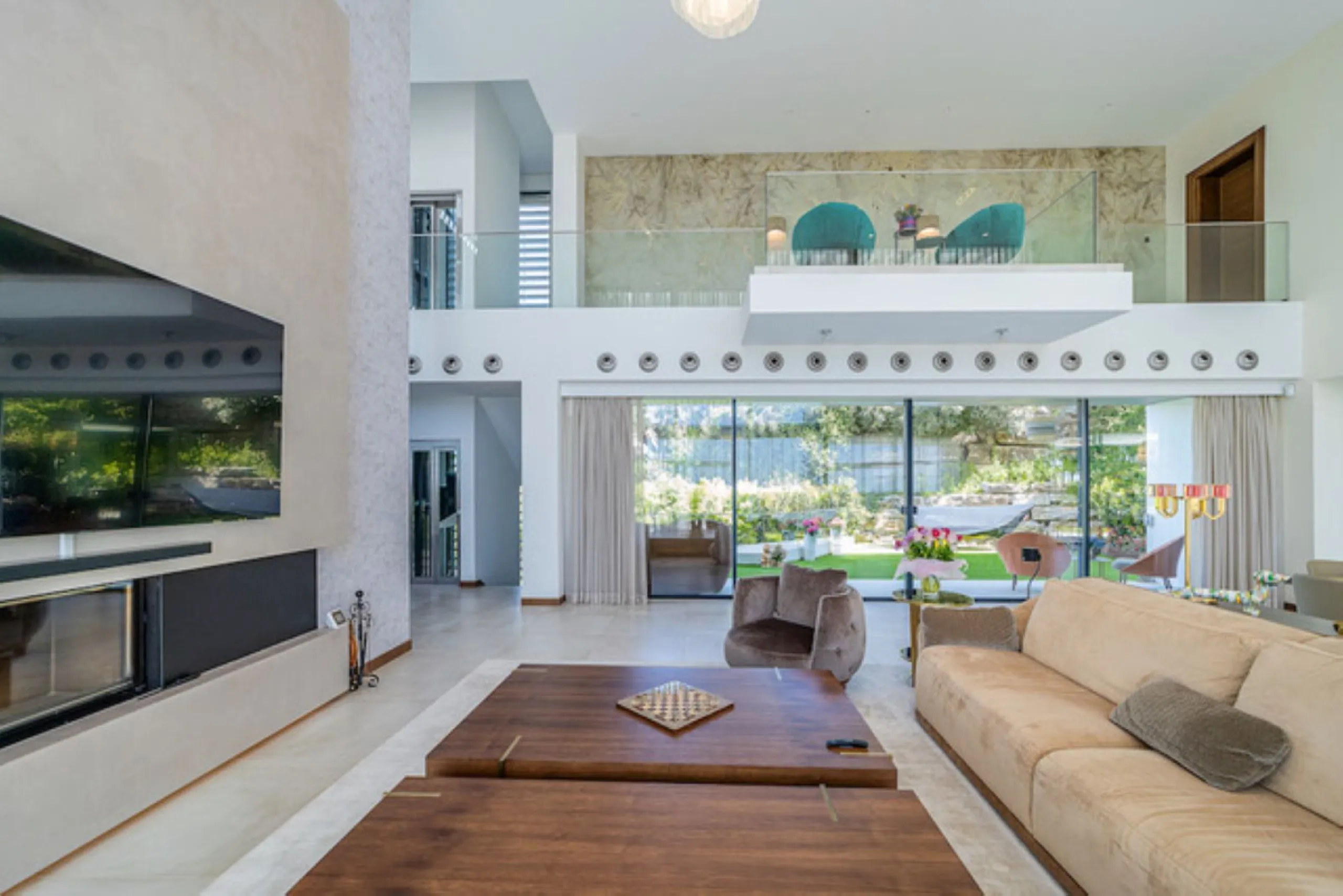 Welcome to this stunning detached villa in the prestigious Los Arqueros, Costa del Sol. Perfectly positioned on the frontline of a renowned golf course, this exquisite property combines modern luxury, breathtaking views, and unparalleled amenities for an 