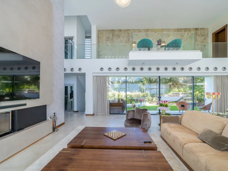Welcome to this stunning detached villa in the prestigious Los Arqueros, Costa del Sol. Perfectly positioned on the frontline of a renowned golf course, this exquisite property combines modern luxury, breathtaking views, and unparalleled amenities for an 