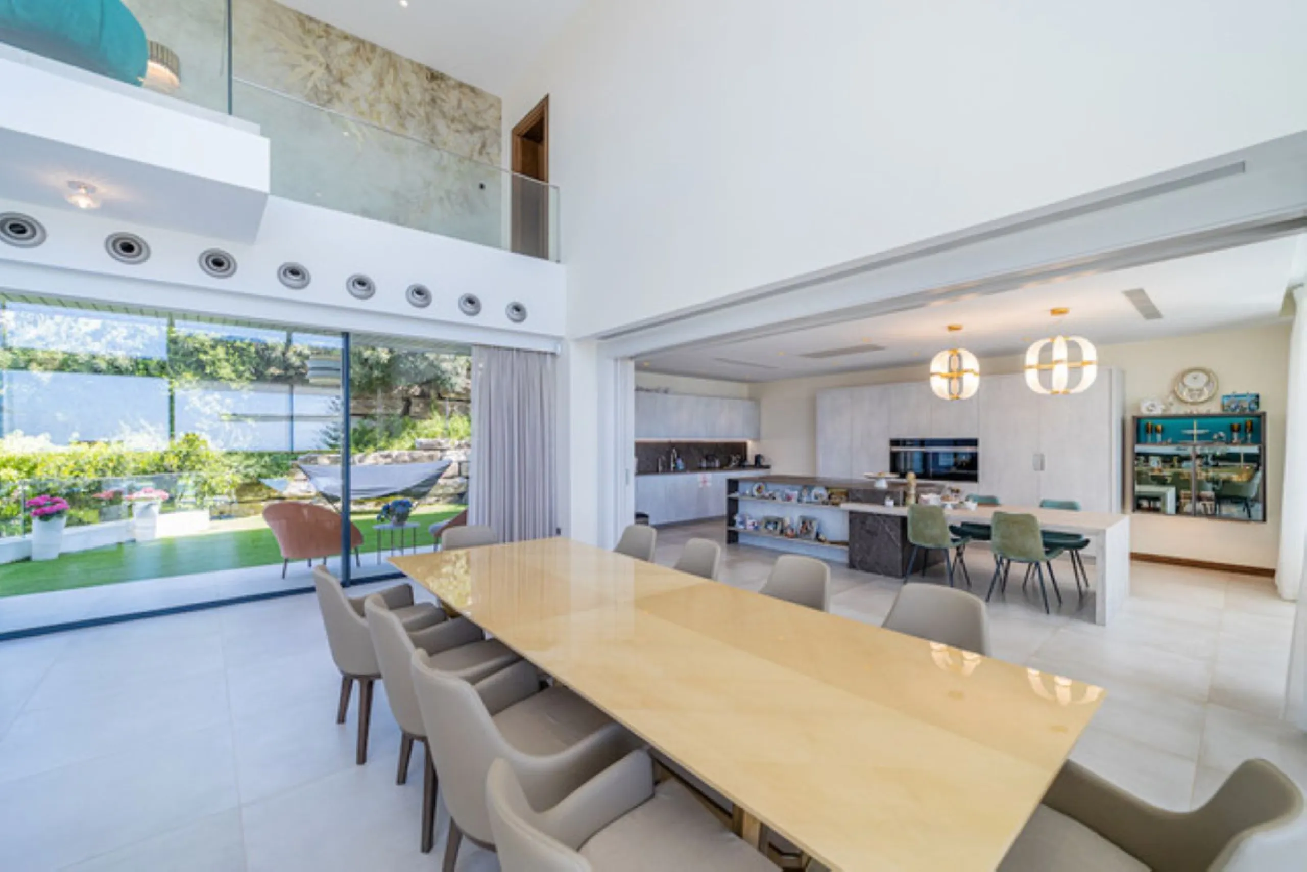 Welcome to this stunning detached villa in the prestigious Los Arqueros, Costa del Sol. Perfectly positioned on the frontline of a renowned golf course, this exquisite property combines modern luxury, breathtaking views, and unparalleled amenities for an 
