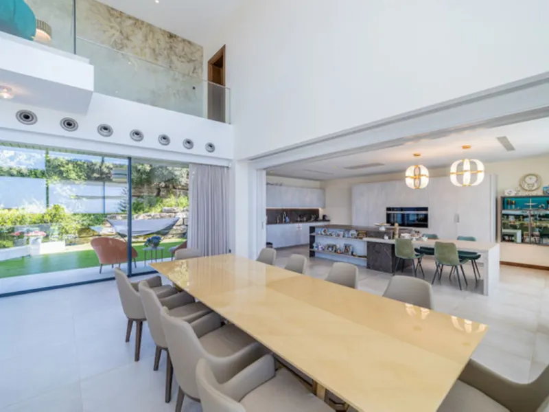 Welcome to this stunning detached villa in the prestigious Los Arqueros, Costa del Sol. Perfectly positioned on the frontline of a renowned golf course, this exquisite property combines modern luxury, breathtaking views, and unparalleled amenities for an 