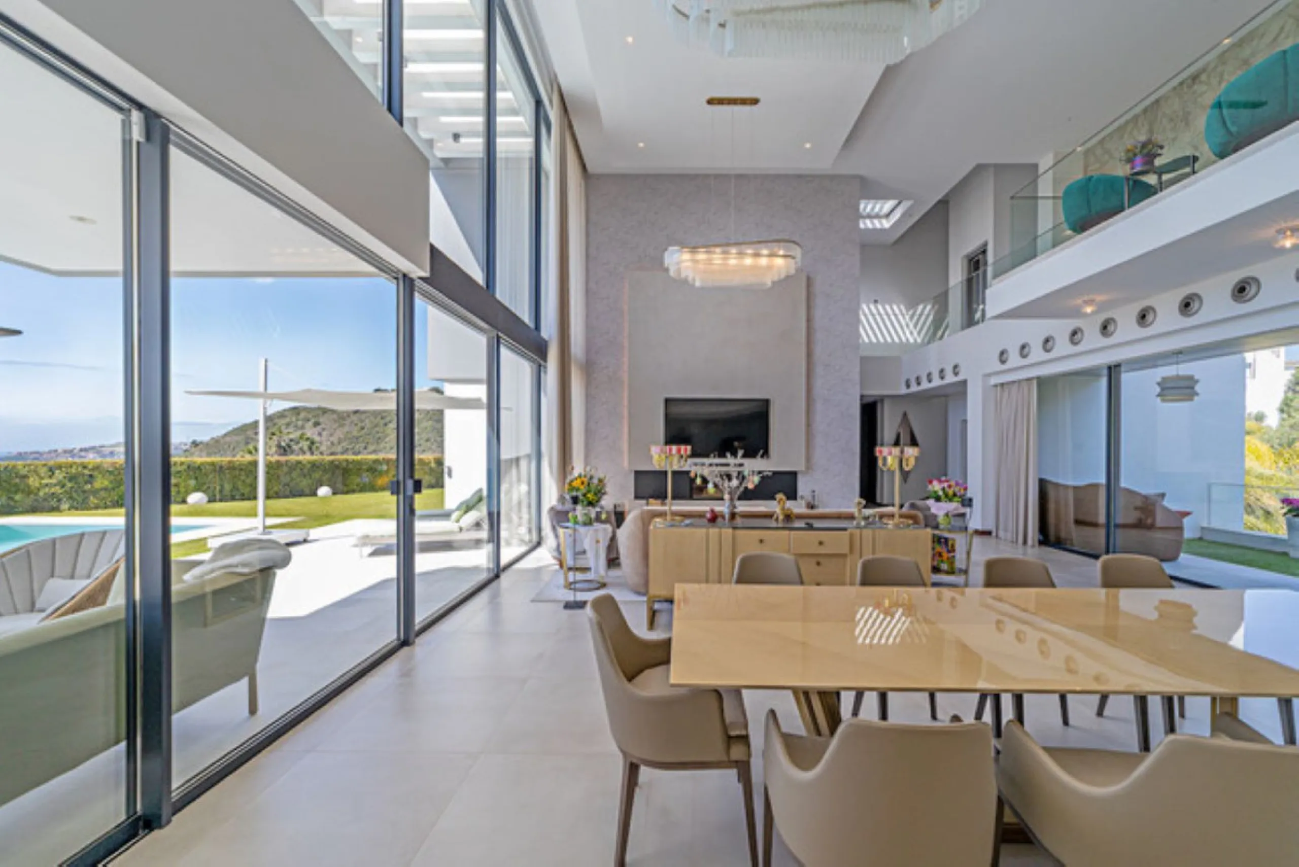 Welcome to this stunning detached villa in the prestigious Los Arqueros, Costa del Sol. Perfectly positioned on the frontline of a renowned golf course, this exquisite property combines modern luxury, breathtaking views, and unparalleled amenities for an 