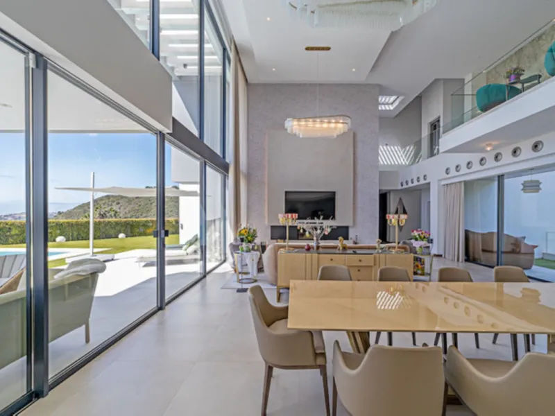 Welcome to this stunning detached villa in the prestigious Los Arqueros, Costa del Sol. Perfectly positioned on the frontline of a renowned golf course, this exquisite property combines modern luxury, breathtaking views, and unparalleled amenities for an 