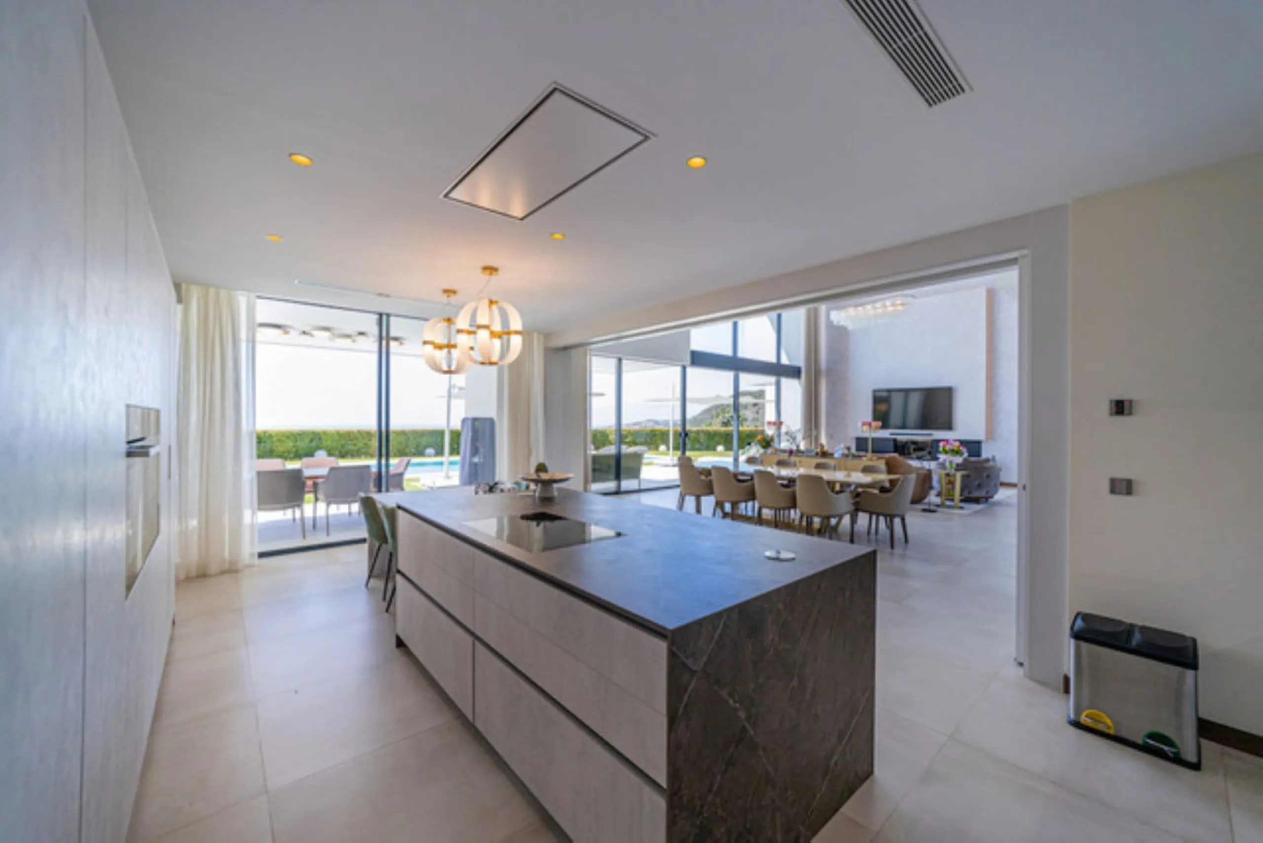 Welcome to this stunning detached villa in the prestigious Los Arqueros, Costa del Sol. Perfectly positioned on the frontline of a renowned golf course, this exquisite property combines modern luxury, breathtaking views, and unparalleled amenities for an 