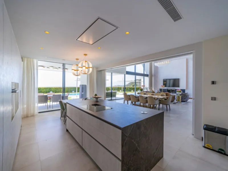 Welcome to this stunning detached villa in the prestigious Los Arqueros, Costa del Sol. Perfectly positioned on the frontline of a renowned golf course, this exquisite property combines modern luxury, breathtaking views, and unparalleled amenities for an 